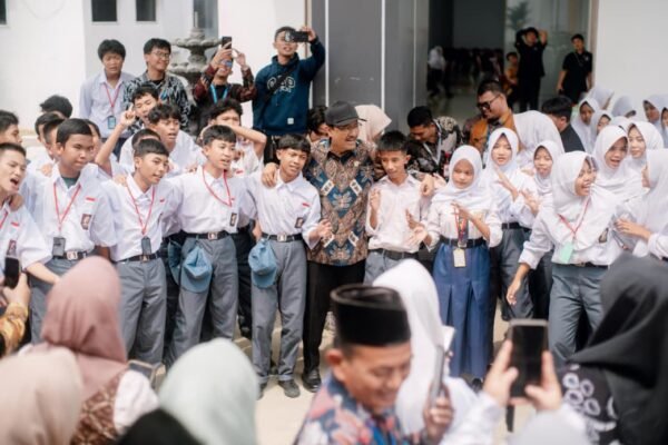 Gus Ipul Dapat Pelukan Haru Para Siswa Sekolah Rakyat